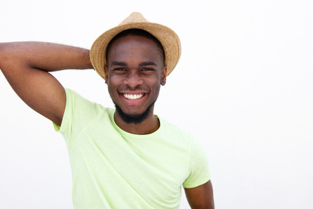 Крутой молодой парень улыбается в шляпе
 - Фото, изображение