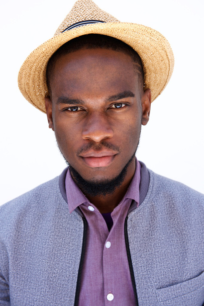 Nuori afrikkalainen amerikkalainen mies hattu päässä
  - Valokuva, kuva