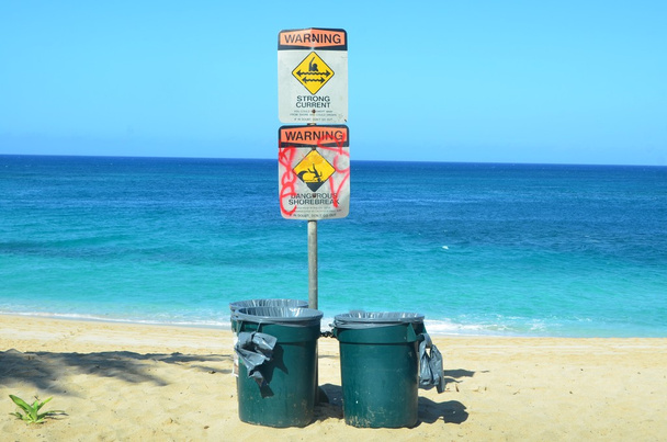pláž nebezpečí znamení a popelnic - Fotografie, Obrázek