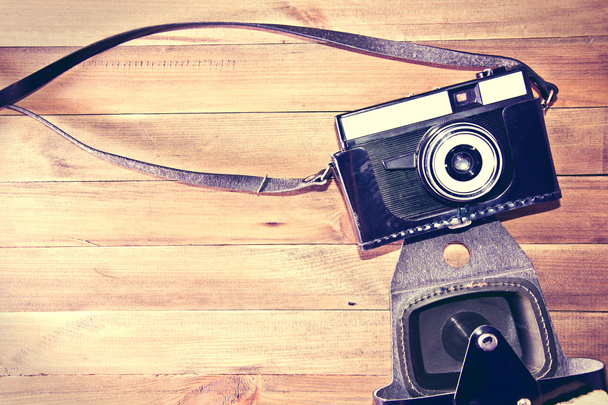 Retro-Vintage-Kamera auf Holzgrund. - Foto, Bild