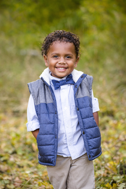 Portrait extérieur mignon d'un garçon afro-américain souriant
. - Photo, image