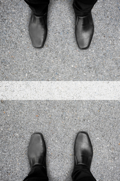 Dos hombres de pie uno frente al otro y línea blanca
 - Foto, imagen