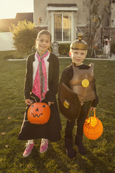 Dvě roztomilé děti v kostýmech Halloween - Fotografie, Obrázek