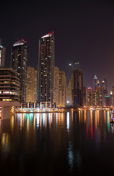 Dubai por la noche, Emiratos Árabes Unidos
 - Foto, imagen