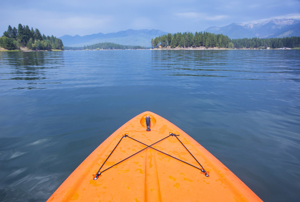 Kayak Punto de vista de un hermoso lago de montaña
 - Foto, imagen