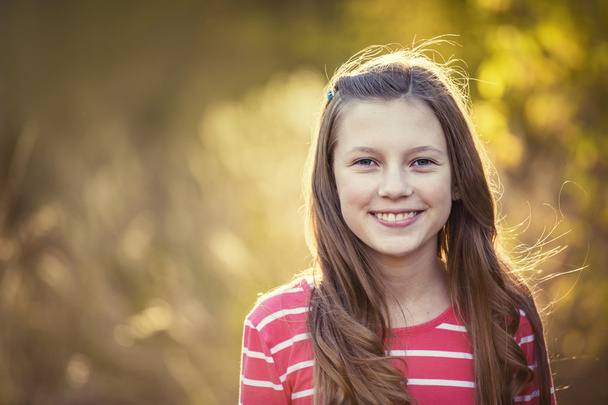 Gyönyörű tini lány portréja a szabadban - Fotó, kép