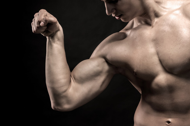 Крупный план сгибания человека, показывающий его трицепсы, бицепсные мышцы
 - Фото, изображение