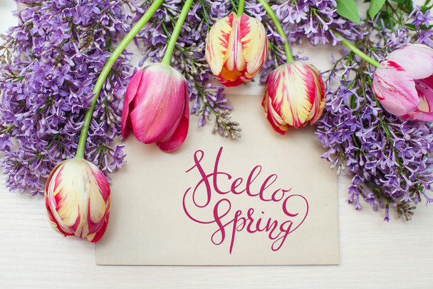 frame van tulpen en Lila plek voor tekst wenskaart met brieven Hello sprint - Foto, afbeelding