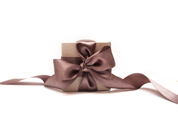 Coffrets cadeaux avec noeud brun sur fond blanc
 - Photo, image