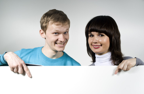 ο άνδρας και η γυναίκα σημεία με το φόντο, χαμογελώντας - Φωτογραφία, εικόνα