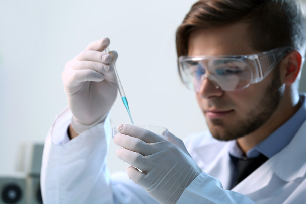 clinician studying  in laboratory - Foto, Bild