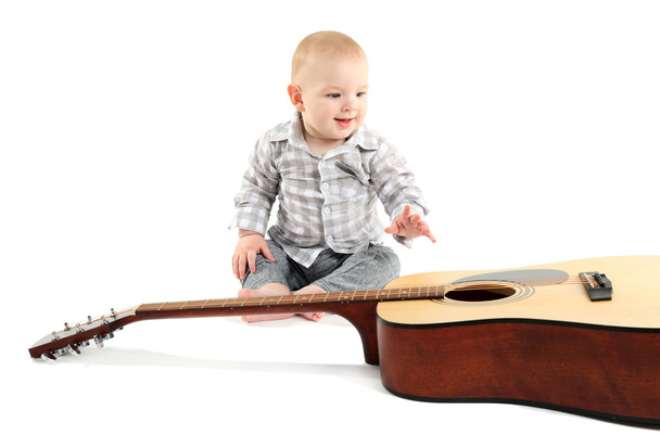 Симпатичный ребенок с гитарой
 - Фото, изображение