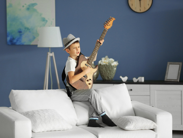 boy playing guitar   - Foto, afbeelding