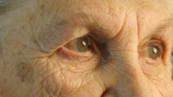 Close-up portret van een oude dames blik - Video
