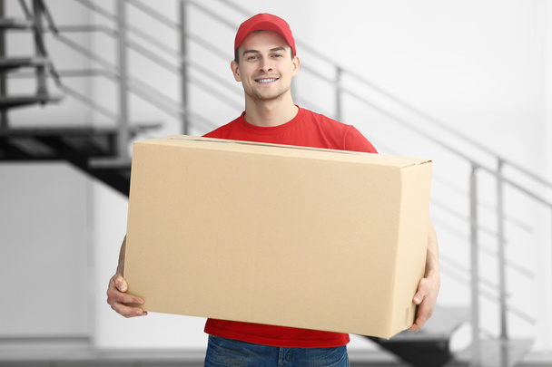 Man holding carton box - Φωτογραφία, εικόνα