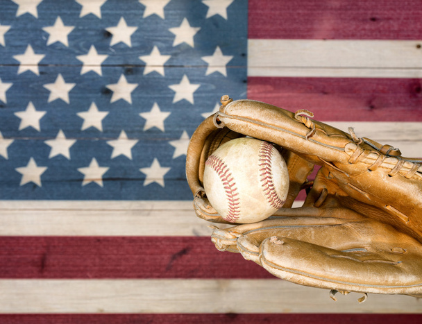 luva de beisebol resistente e bola com painéis desbotados pintados em Am
 - Foto, Imagem