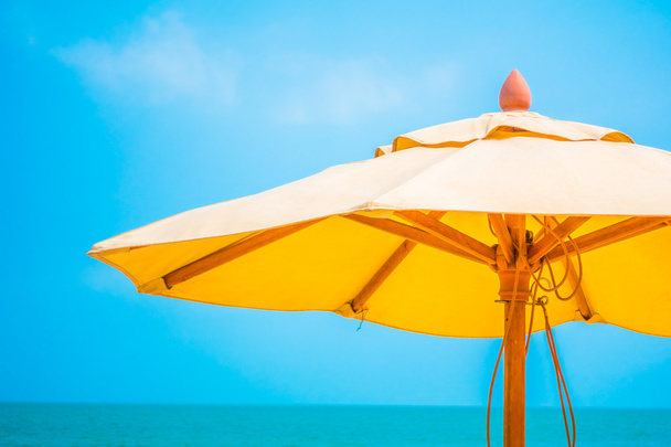 Guarda-chuva na praia com belo mar tropical
 - Foto, Imagem