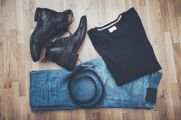 Jeans schoenen en t-shirt - Foto, afbeelding