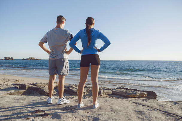 junges Paar trainiert gemeinsam am Strand - Foto, Bild