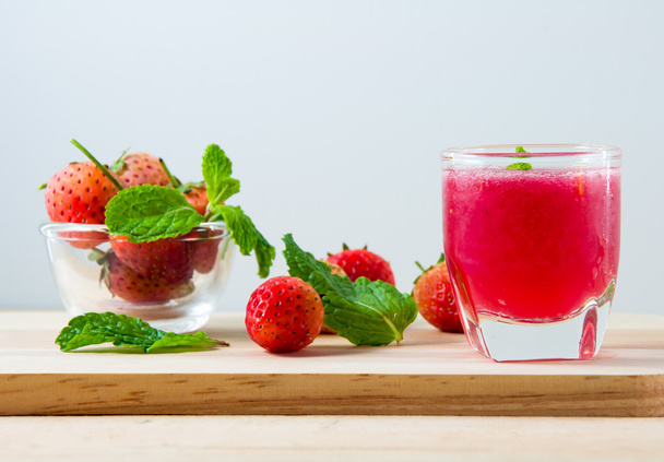 Ahşap üzerine içki için şeffaf cam taze kırmızı çilek suyu - Fotoğraf, Görsel