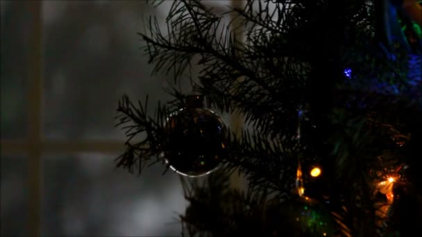 Pencere karanlık Noel dekorasyonları ile kar. - Video, Çekim