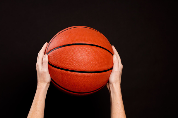 Basket topu havada tutan kadın. - Fotoğraf, Görsel