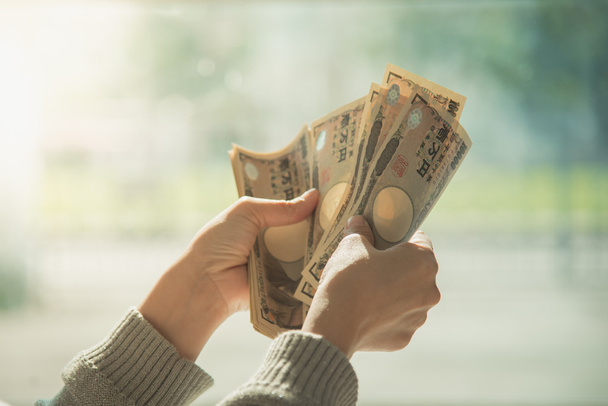 Mão contando dinheiro, nota de moeda japonesa, japonês ye
 - Foto, Imagem