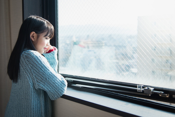  dívka při pohledu na okna - Fotografie, Obrázek