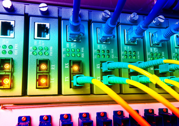 Kable światłowodowe podłączone do portów światłowodowych i kabli sieciowych podłączonych do portów ethernetowych - Zdjęcie, obraz