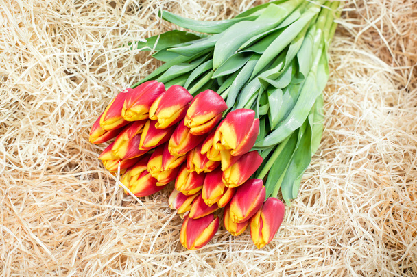 boeket tulpen in stro - Foto, afbeelding