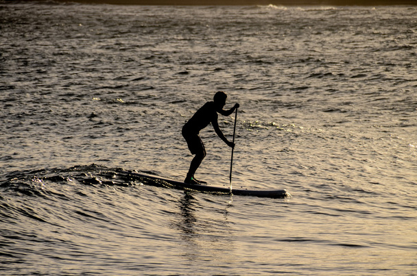 Silhouette Surfeur au coucher du soleil - Photo, image