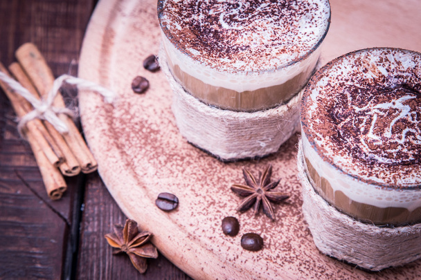köstlicher Kaffee mit Sahne und Kakao, selektiver Fokus - Foto, Bild