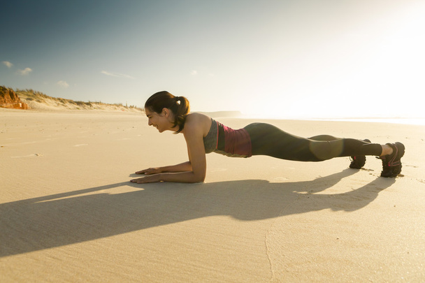 Žena sama cvičení na pláži - Fotografie, Obrázek