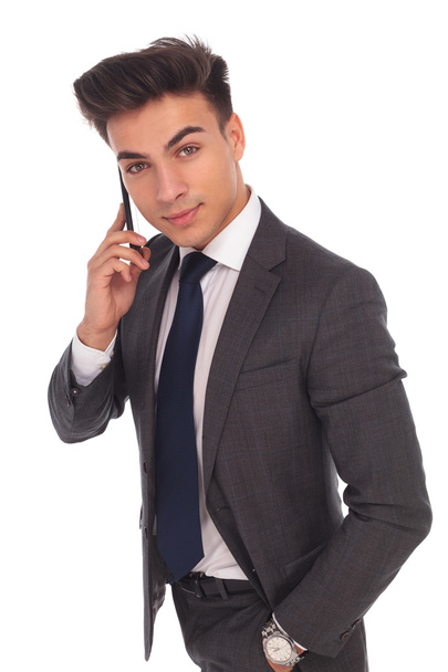 relajado joven hombre de negocios hablando por teléfono
 - Foto, imagen