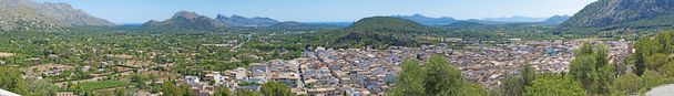 Mallorca, Baleári-szigetek, Spanyolország: panorámás kilátás nyílik a régi város Valldemossa - Fotó, kép