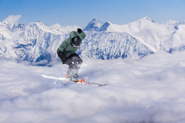 Dağlarda uçan kayakçı. Sıra dışı spor. - Fotoğraf, Görsel