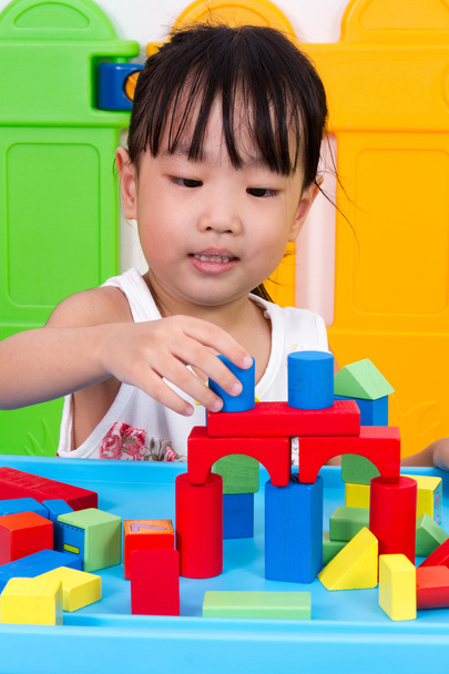 Asian Little Chinese Girl Playing Wooden Blocks - Foto, immagini