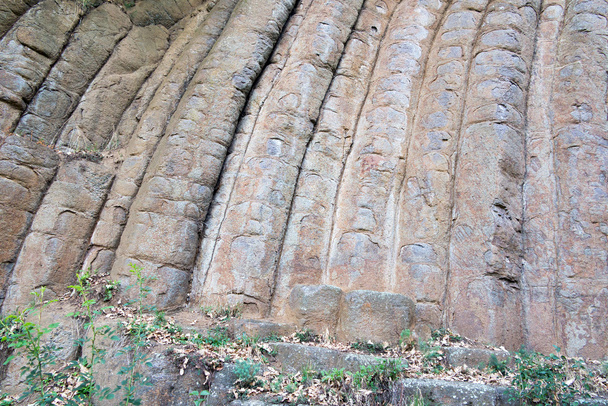 Mains de roche - jointoiement colonnaire basaltique
 - Photo, image