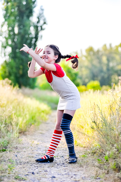 Девушка с косичками представляет лето на природе
 - Фото, изображение