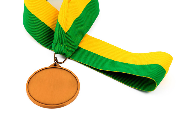 Gouden medaille op witte achtergrond met lege gezicht voor tekst. - Foto, afbeelding