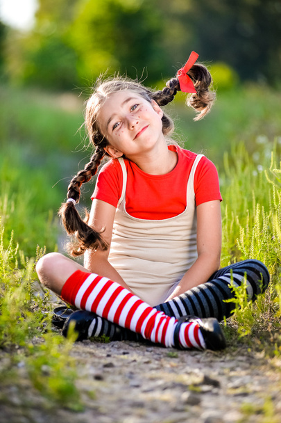 κοπέλα με κοτσίδες φαντάζεται το καλοκαίρι σχετικά με τη φύση - Φωτογραφία, εικόνα