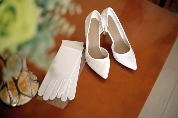 Shoes and gloves of the bride before the wedding - Foto, afbeelding