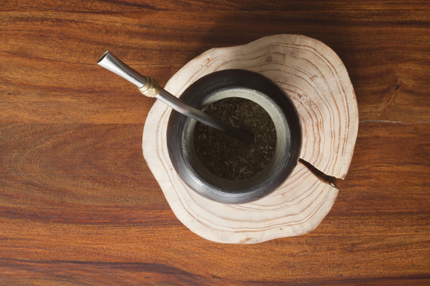 yerba mate gourd on wooden table - Foto, afbeelding