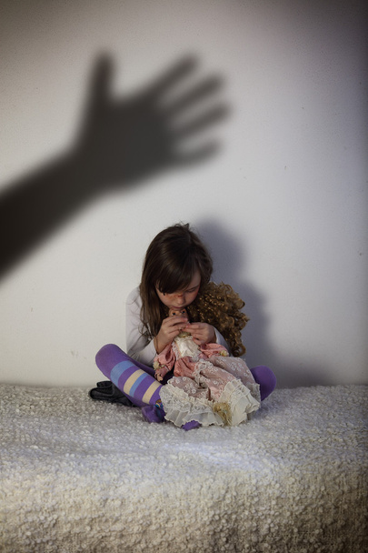 Child abuse at home - Foto, afbeelding