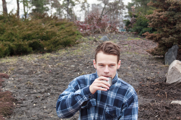 sıcak çay içme şehirdeki adam çocuk - Fotoğraf, Görsel