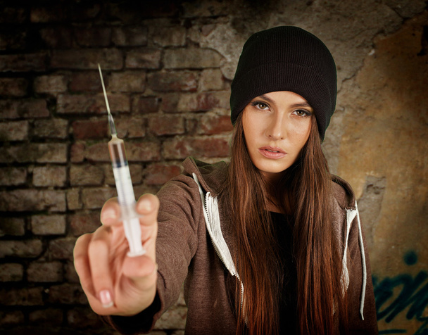 Retrato de mujer adicta a la jeringa
 - Foto, Imagen