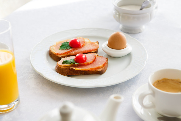 Hagyományos reggeli kávé, pirítós sonka és tojás - Fotó, kép