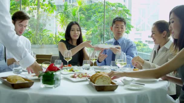 Geschäftsleute treffen sich im Restaurant - Filmmaterial, Video