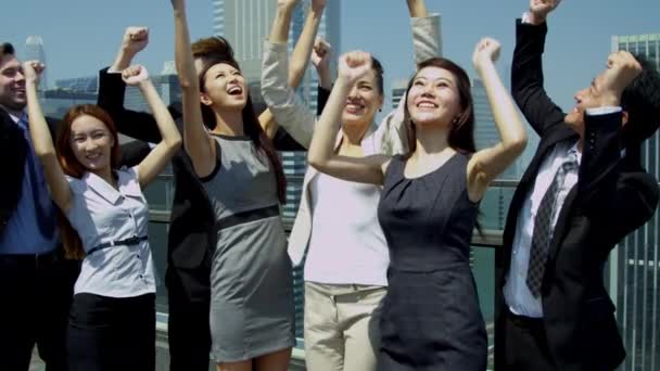 επιχειρηματίες που γιορτάζουν την επιτυχία στην ταράτσα του γραφείου - Πλάνα, βίντεο