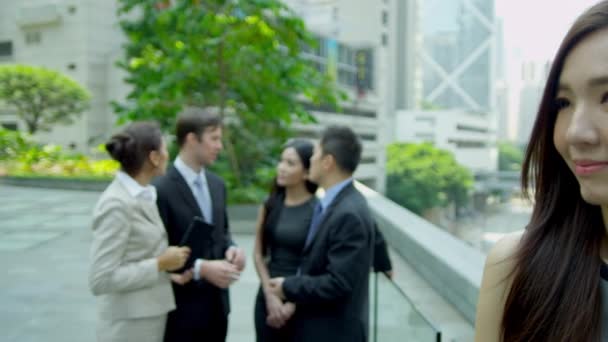 Multiethnische Geschäftsleute außerhalb des Büros - Filmmaterial, Video